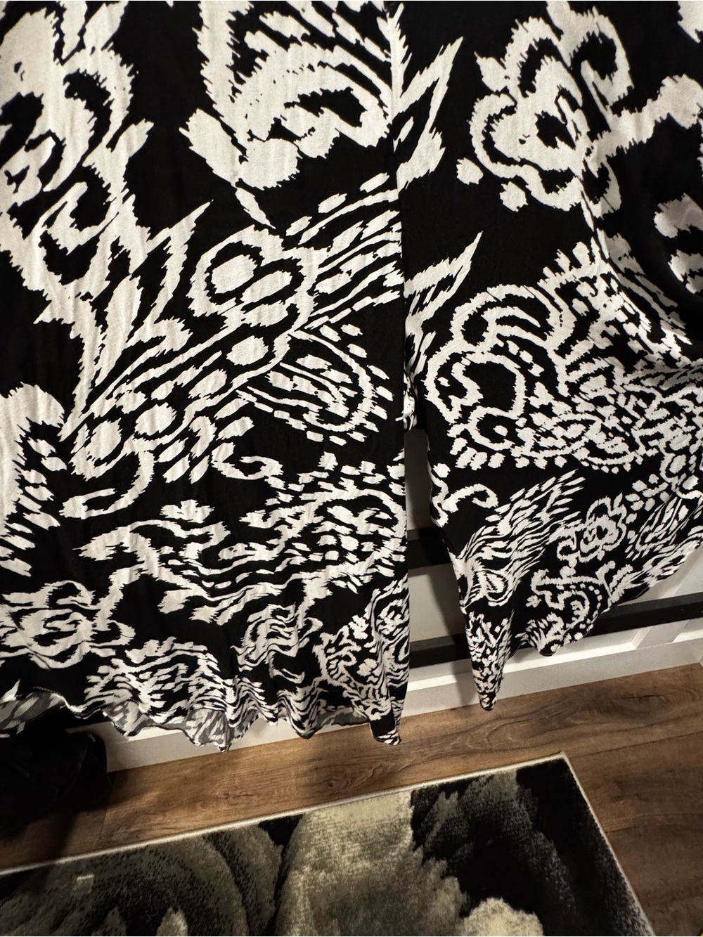 1 STATE Black & White Abstract tapered leg jumpsuit. - Picture 13 of 15
